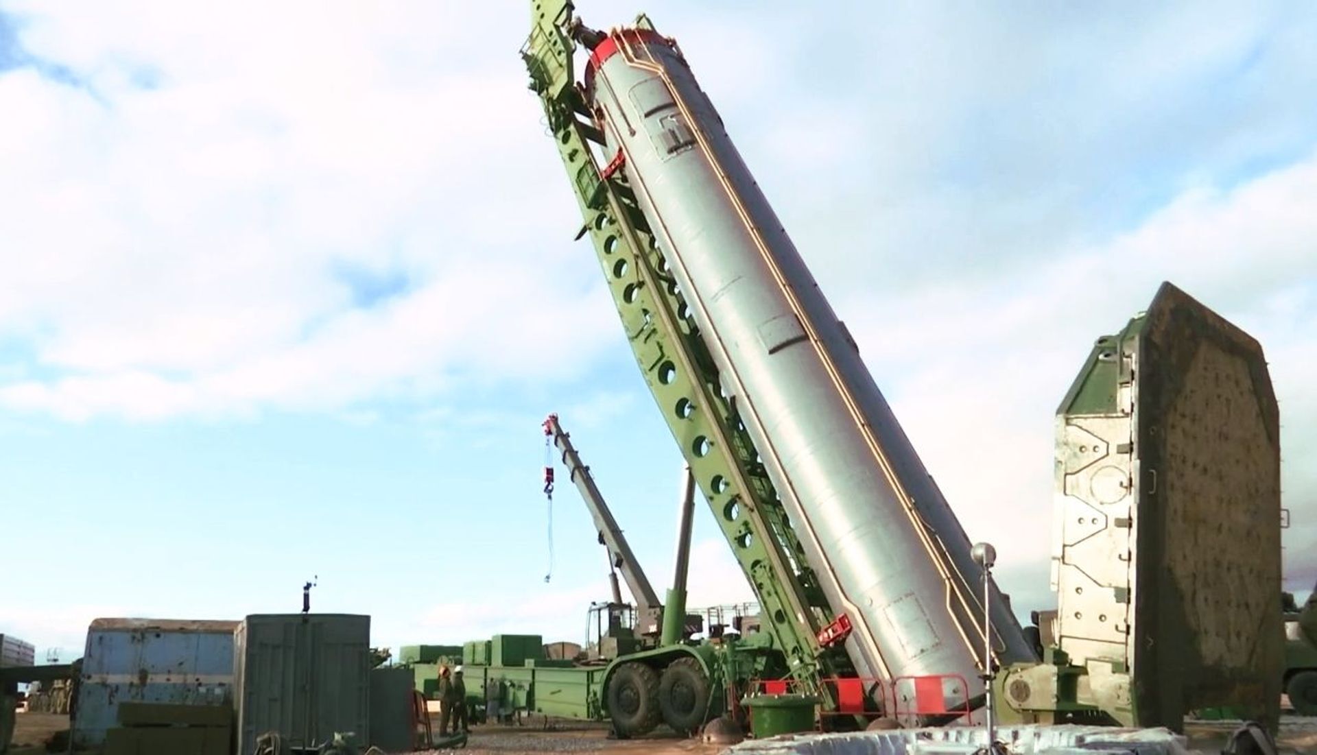 An intercontinental ballistic missile of the Avangard strategic missile system being installed in a silo in the Orenburg region. An intercontinental ballistic missile of the Avangard strategic missile system being installed in a silo in the Orenburg region. - Sputnik International, 1920, 07.09.2023