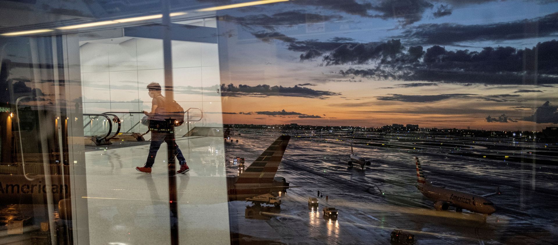 A passenger arrives at terminal D of Miami International Airport after heavy rains, as Hurricane Elsa moves towards south Florida, in Miami, U.S. July 2, 2021. - Sputnik International, 1920, 04.08.2021