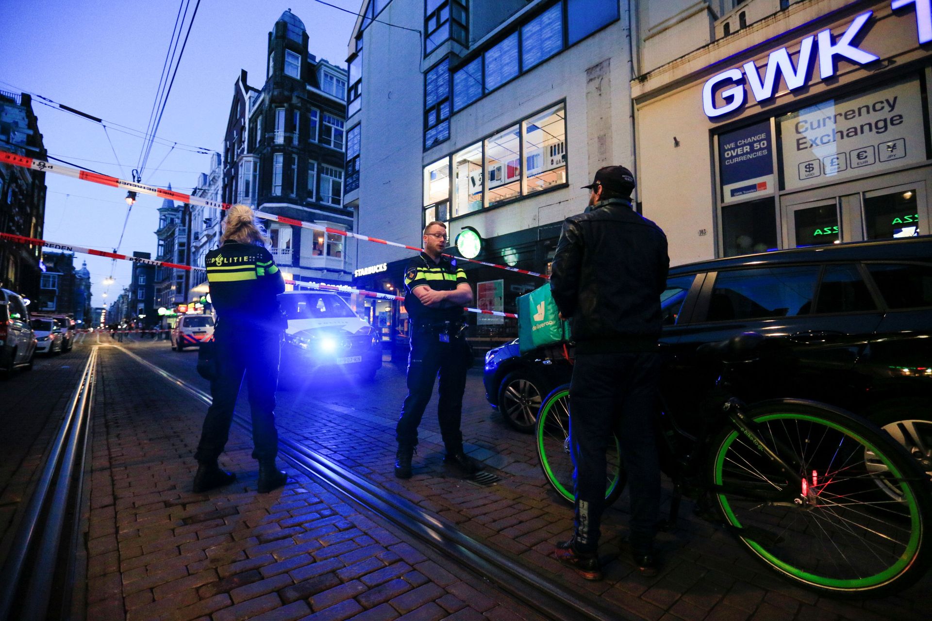 Police officers talk to a person as they stand guard in the area where Dutch celebrity crime reporter Peter R. de Vries, known for his reporting on some of the most renowned criminals in the Netherlands, was reportedly shot and seriously injured, in Amsterdam, Netherlands, July 6, 2021 Police officers talk to a person as they stand guard in the area where Dutch celebrity crime reporter Peter R. de Vries, known for his reporting on some of the most renowned criminals in the Netherlands, was reportedly shot and seriously injured, in Amsterdam, Netherlands, July 6, 2021 - Sputnik International, 1920, 07.09.2021
