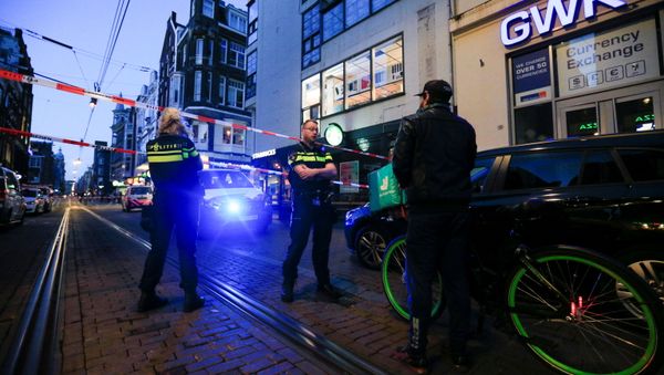 Police officers talk to a person as they stand guard in the area where Dutch celebrity crime reporter Peter R. de Vries, known for his reporting on some of the most renowned criminals in the Netherlands, was reportedly shot and seriously injured, in Amsterdam, Netherlands, July 6, 2021 - Sputnik International