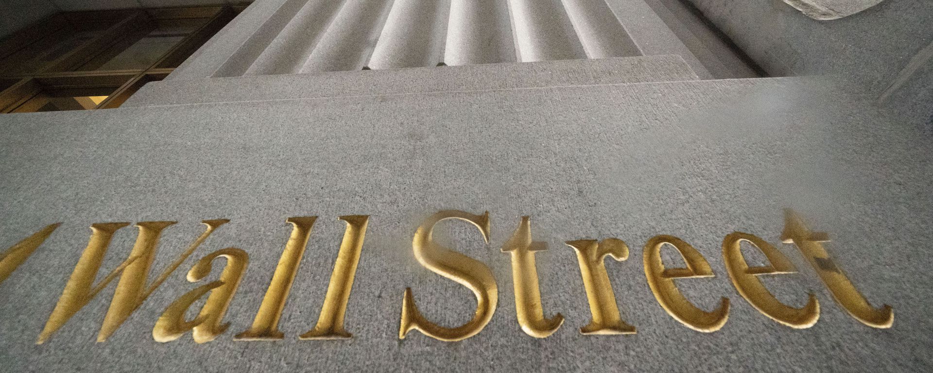 n this Nov. 5, 2020 file photo, a sign for Wall Street is carved in the side of a building. Stocks are easing lower in early trading on Wall Street, pulling major indexes slightly below the record highs they reached last week. n this Nov. 5, 2020 file photo, a sign for Wall Street is carved in the side of a building. Stocks are easing lower in early trading on Wall Street, pulling major indexes slightly below the record highs they reached last week. - Sputnik International, 1920, 16.12.2022