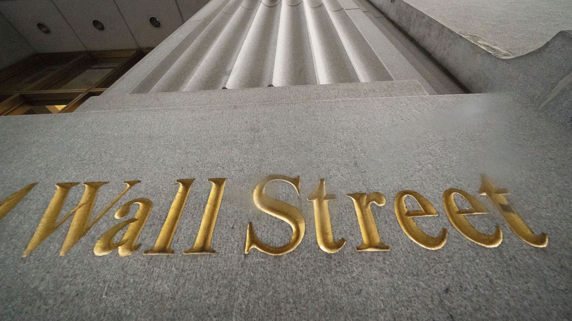 n this Nov. 5, 2020 file photo, a sign for Wall Street is carved in the side of a building. Stocks are easing lower in early trading on Wall Street, pulling major indexes slightly below the record highs they reached last week. n this Nov. 5, 2020 file photo, a sign for Wall Street is carved in the side of a building. Stocks are easing lower in early trading on Wall Street, pulling major indexes slightly below the record highs they reached last week. - Sputnik International, 1920, 02.10.2021