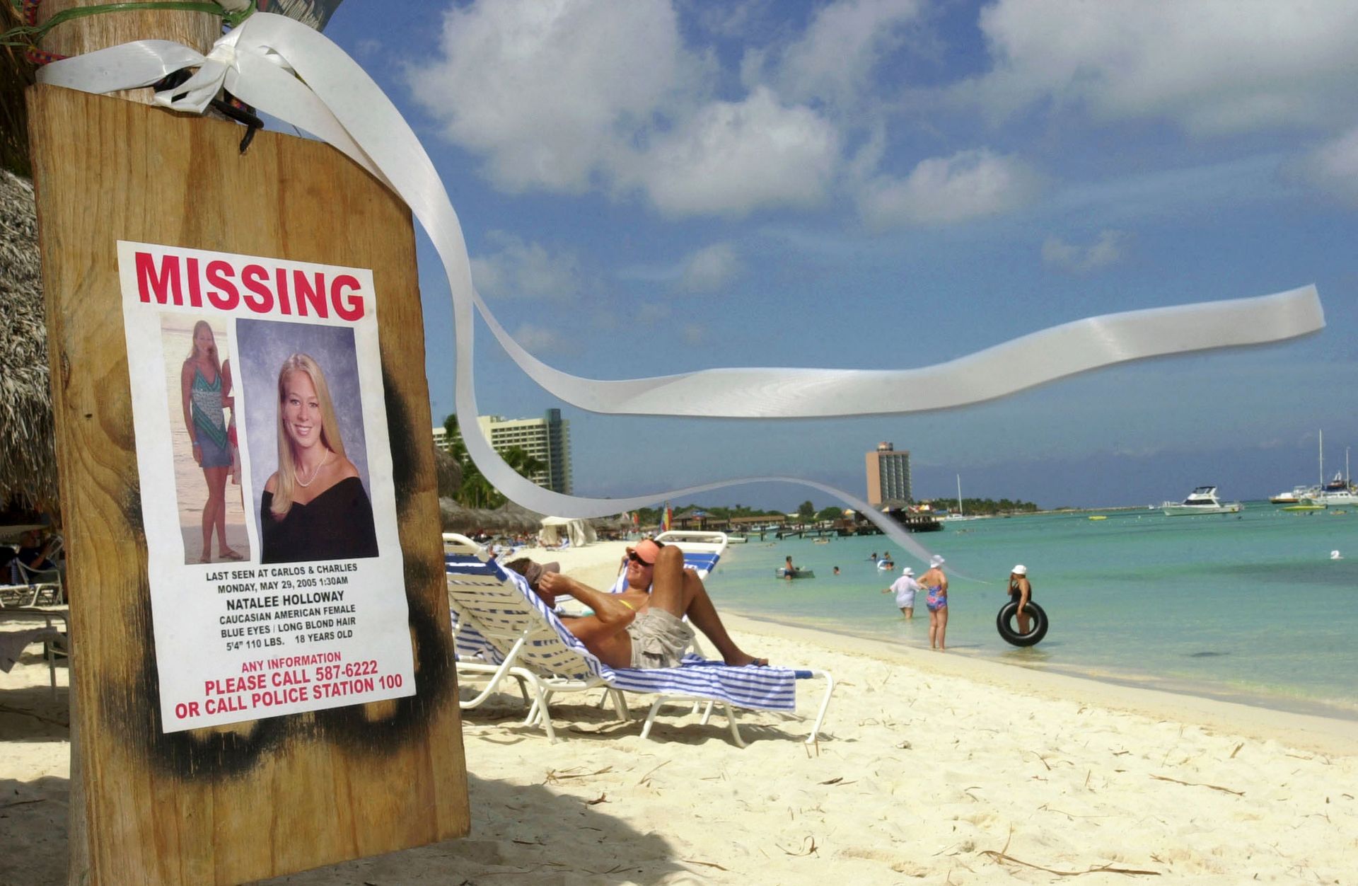 This June 10, 2005 file photo shows a missing poster for Natalee Holloway, a high school graduate of Mountain Brook, Alabama who disappeared while on a graduation trip to Aruba on May 30, 2005, on Palm Beach where tourists sunbathe in Aruba. This June 10, 2005 file photo shows a missing poster for Natalee Holloway, a high school graduate of Mountain Brook, Alabama who disappeared while on a graduation trip to Aruba on May 30, 2005, on Palm Beach where tourists sunbathe in Aruba. - Sputnik International, 1920, 07.09.2021