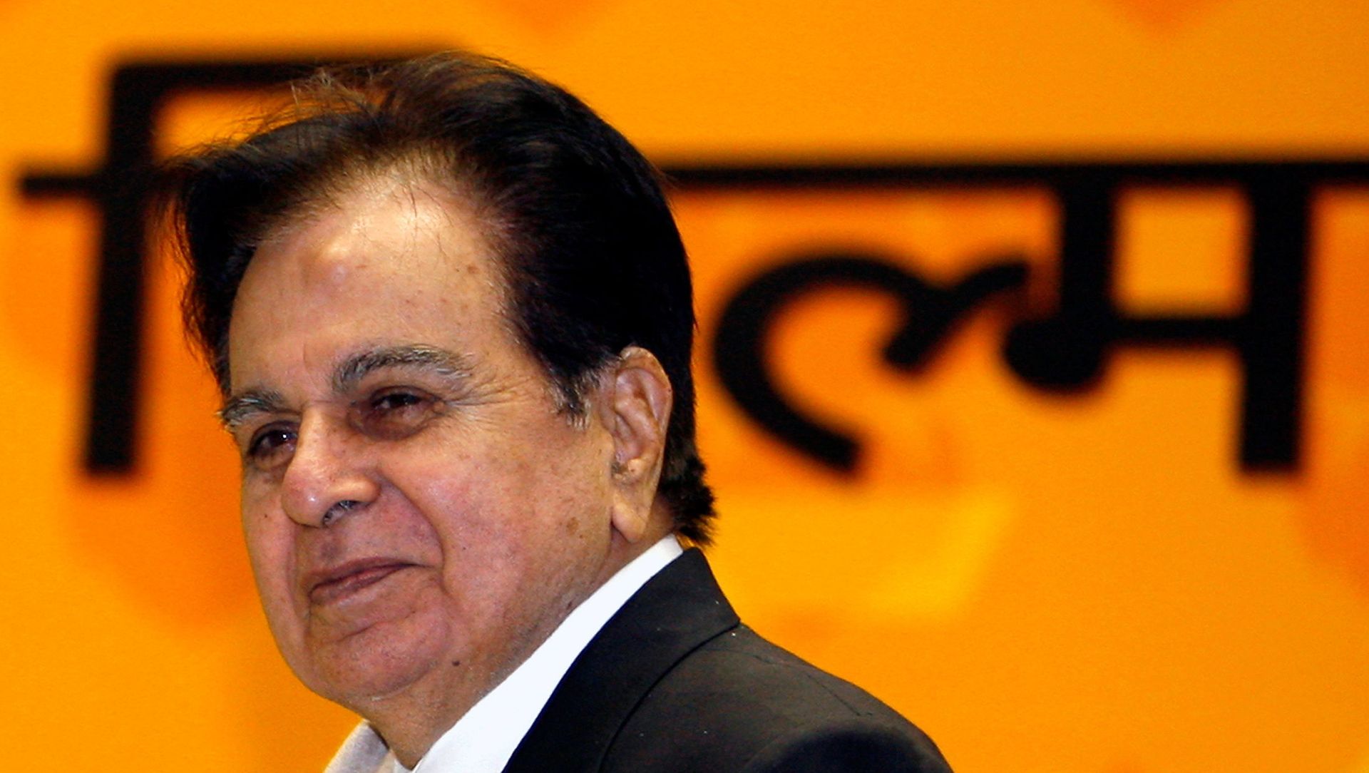 Bollywood star Dilip Kumar smiles after receiving a lifetime achievement award from India's President Pratibha Patil (unseen) during the 54th national film awards ceremony in New Delhi September 2, 2008. - Sputnik International, 1920, 07.07.2021