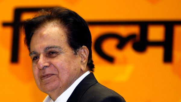 Bollywood star Dilip Kumar smiles after receiving a lifetime achievement award from India's President Pratibha Patil (unseen) during the 54th national film awards ceremony in New Delhi September 2, 2008. - Sputnik International