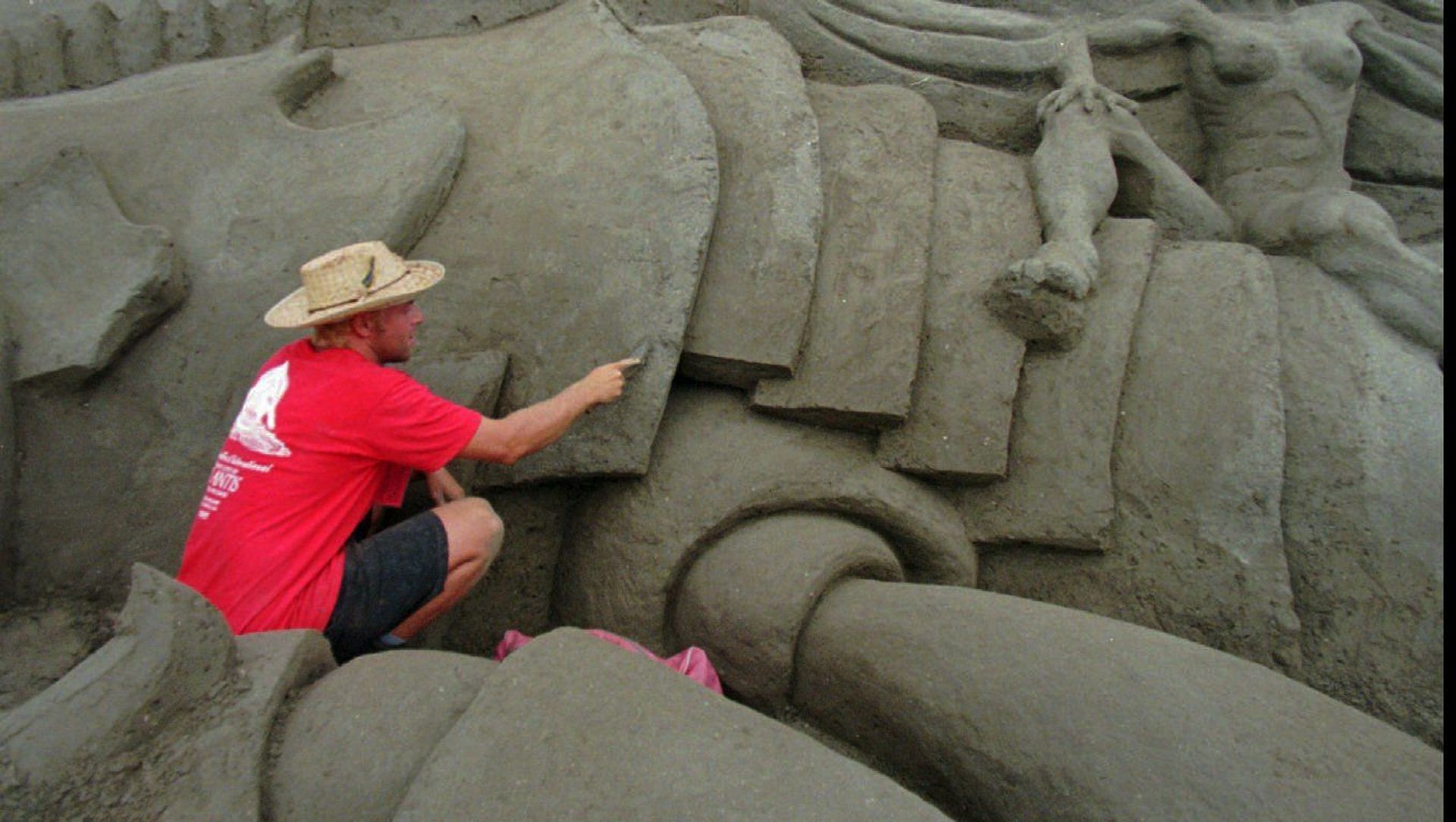Wilfred Stijger, a sand sculptor from Holland, carves detail in a part of the The Lost City of Atlantis sand sculpture Monday Sept. 15, 1997 in San Diego - Sputnik International, 1920, 07.07.2021