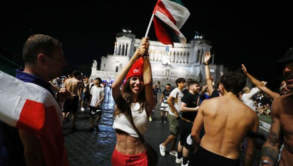 Soccer Football - Euro 2020 - Fans gather for Italy v Spain - Rome, Italy - July 6, 2021 Italy fans celebrate after the match - Sputnik International