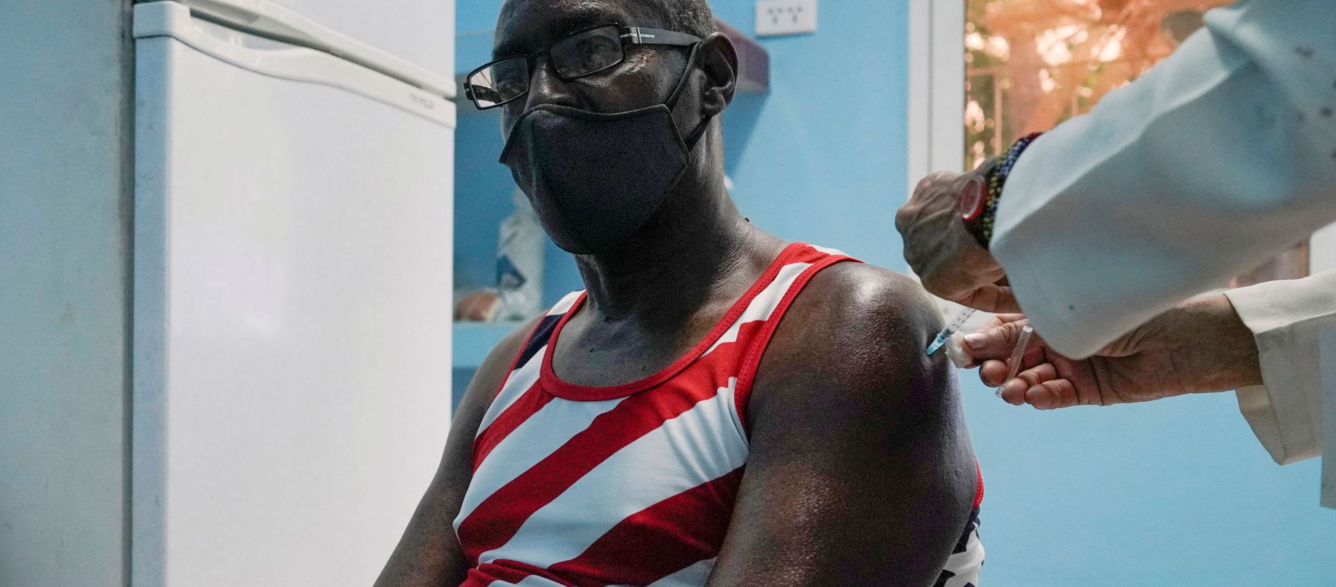 A man is vaccinated at a vaccination center amid concerns about the spread of the coronavirus disease (COVID-19) in Havana, Cuba, June 17, 2021 - Sputnik International, 1920, 07.07.2021