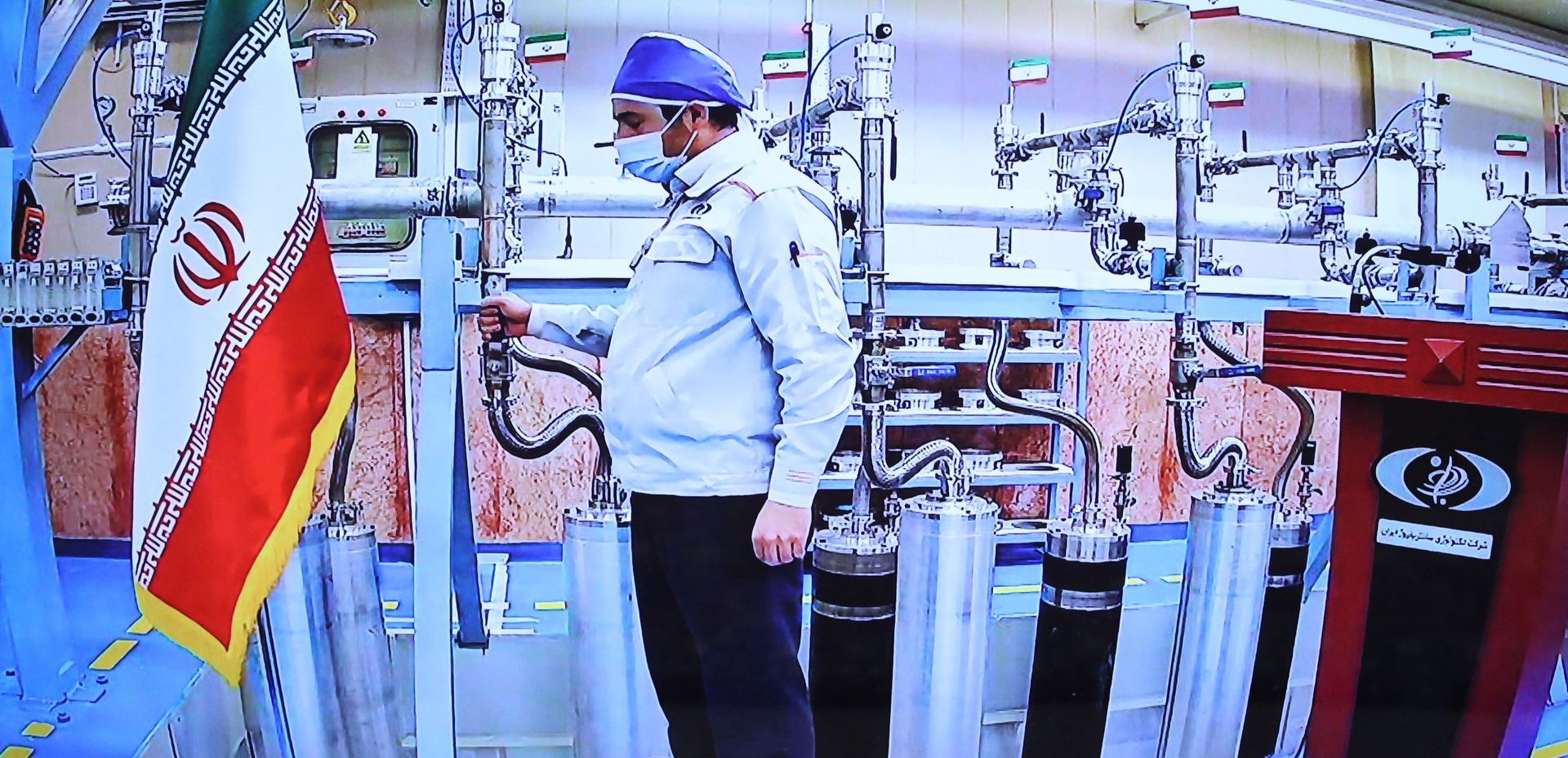 A handout picture provided by the Iranian presidential office on April 10, 2021, shows a grab of a videoconference screen of an enginere inside Iran's Natanz uranium enrichment plant, shown during a ceremony headed by the country's president on Iran's National Nuclear Technology Day, in the capital Tehran - Sputnik International, 1920, 29.11.2021