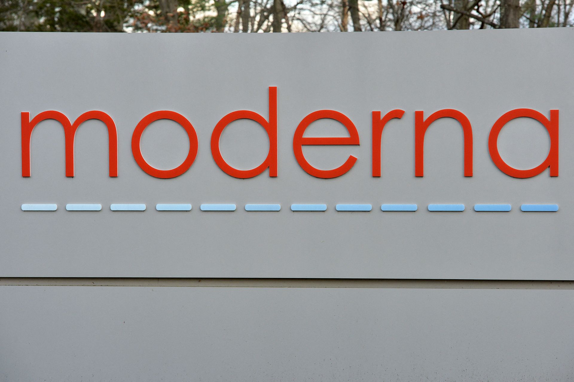 In this file photo the Moderna logo is seen at the Moderna campus in Norwood, Massachusetts on on December 2, 2020, where the biotechnology company is mass producing its Covid-19 vaccine. - US biotech firm Moderna said on July 7, 2021 it had dosed its first participants in a human study of an mRNA vaccine that targets multiple strains of influenza. The company intends to recruit 180 adults in the United States for the Phase 1/2 portion of the trial to evaluate the safety and strength of immune response to the shot, called mRNA-1010. In this file photo the Moderna logo is seen at the Moderna campus in Norwood, Massachusetts on on December 2, 2020, where the biotechnology company is mass producing its Covid-19 vaccine. - US biotech firm Moderna said on July 7, 2021 it had dosed its first participants in a human study of an mRNA vaccine that targets multiple strains of influenza. The company intends to recruit 180 adults in the United States for the Phase 1/2 portion of the trial to evaluate the safety and strength of immune response to the shot, called mRNA-1010. - Sputnik International, 1920, 13.10.2021