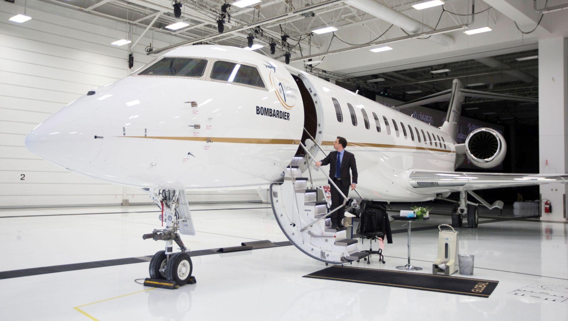 Bombardier's Global 7500 business jet to have a queen-sized bed and hot shower, is shown during a media tour in Montreal - Sputnik International, 1920, 07.07.2021