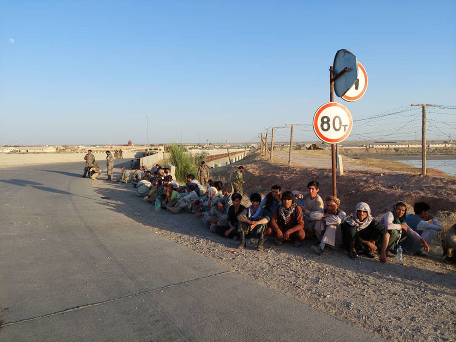 In this handout photo released by Border Troops of the State Committee for National Security of the Republic of Tajikistan on Tuesday, June 22, 2021, Afghanistan's government soldiers sit at a bridge next to Tajikistan-Afghanistan border in Tajikistan. - Sputnik International, 1920, 07.09.2021