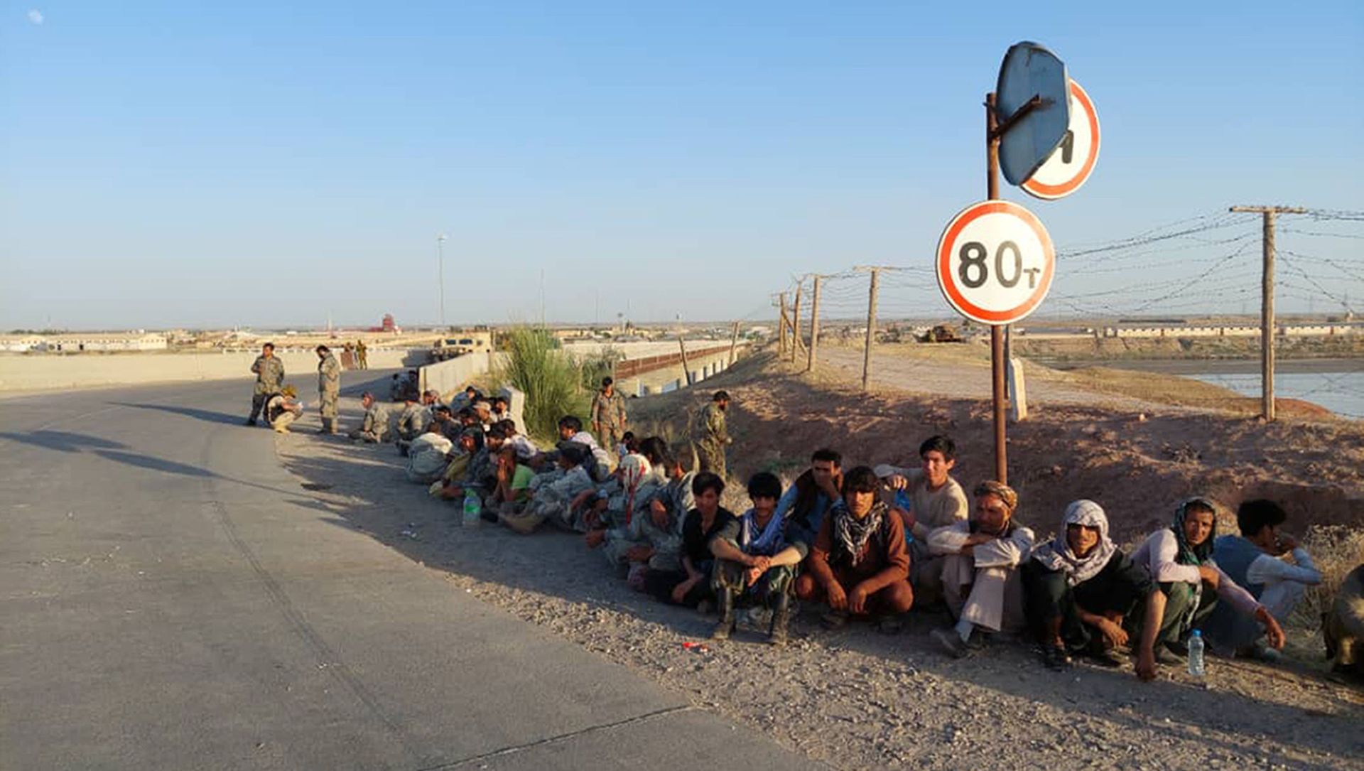 In this handout photo released by Border Troops of the State Committee for National Security of the Republic of Tajikistan on Tuesday, June 22, 2021, Afghanistan's government soldiers sit at a bridge next to Tajikistan-Afghanistan border in Tajikistan. - Sputnik International, 1920, 07.07.2021