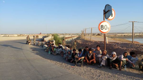 In this handout photo released by Border Troops of the State Committee for National Security of the Republic of Tajikistan on Tuesday, June 22, 2021, Afghanistan's government soldiers sit at a bridge next to Tajikistan-Afghanistan border in Tajikistan. - Sputnik International