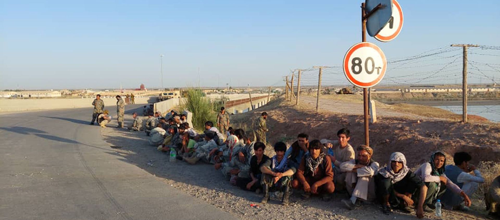 In this handout photo released by Border Troops of the State Committee for National Security of the Republic of Tajikistan on Tuesday, June 22, 2021, Afghanistan's government soldiers sit at a bridge next to Tajikistan-Afghanistan border in Tajikistan. - Sputnik International, 1920, 07.07.2021