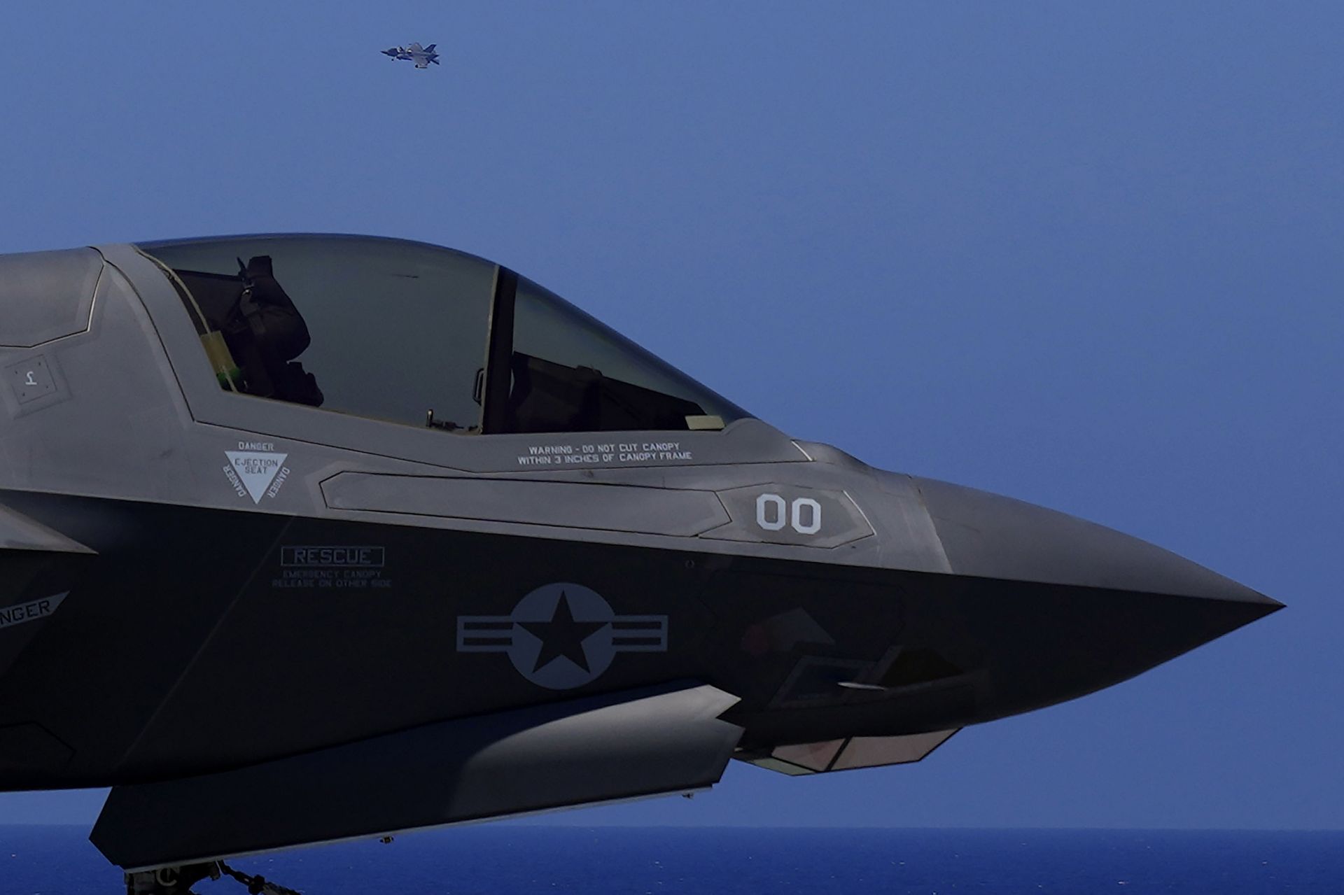 F-35 aircraft fly over the U.K.'s aircraft carrier HMS Queen Elizabeth in the Mediterranean Sea on Sunday, June 20, 2021.  - Sputnik International, 1920, 18.10.2022