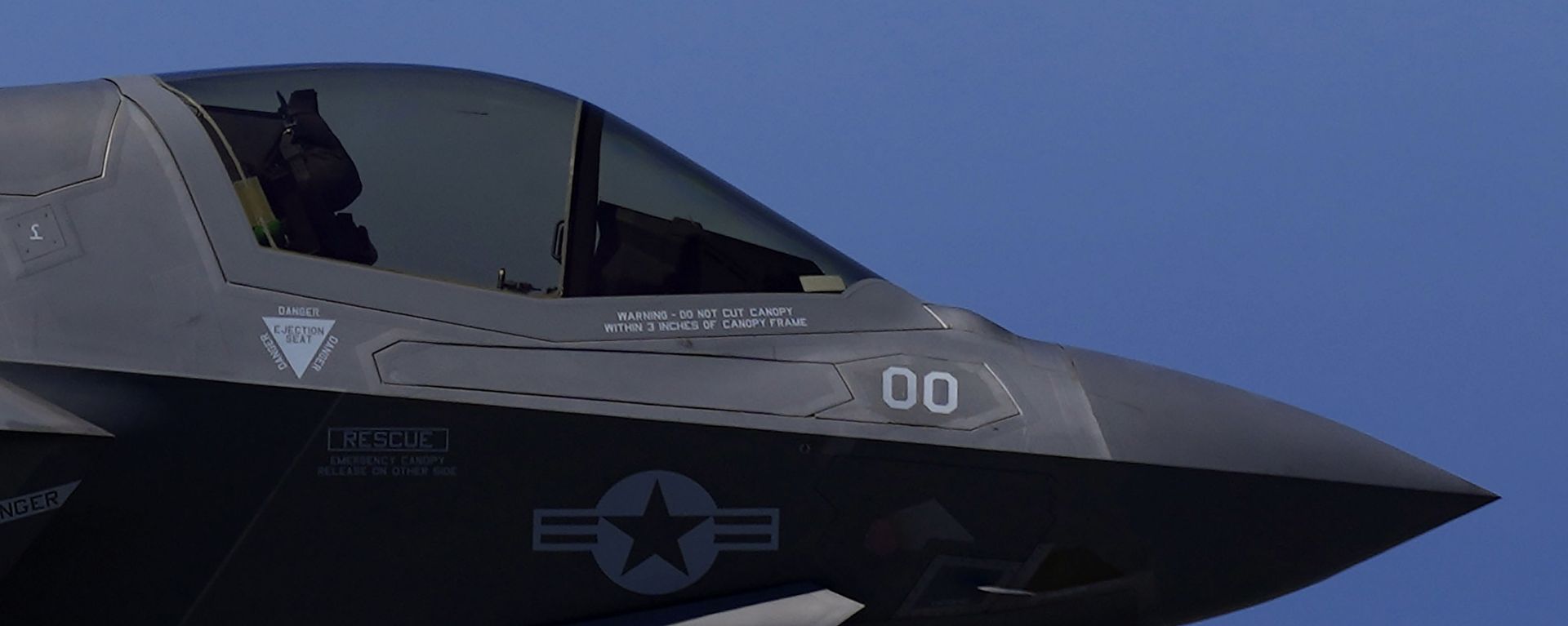 F-35 aircraft fly over the U.K.'s aircraft carrier HMS Queen Elizabeth in the Mediterranean Sea on Sunday, June 20, 2021. F-35 aircraft fly over the U.K.'s aircraft carrier HMS Queen Elizabeth in the Mediterranean Sea on Sunday, June 20, 2021. - Sputnik International, 1920, 24.09.2021