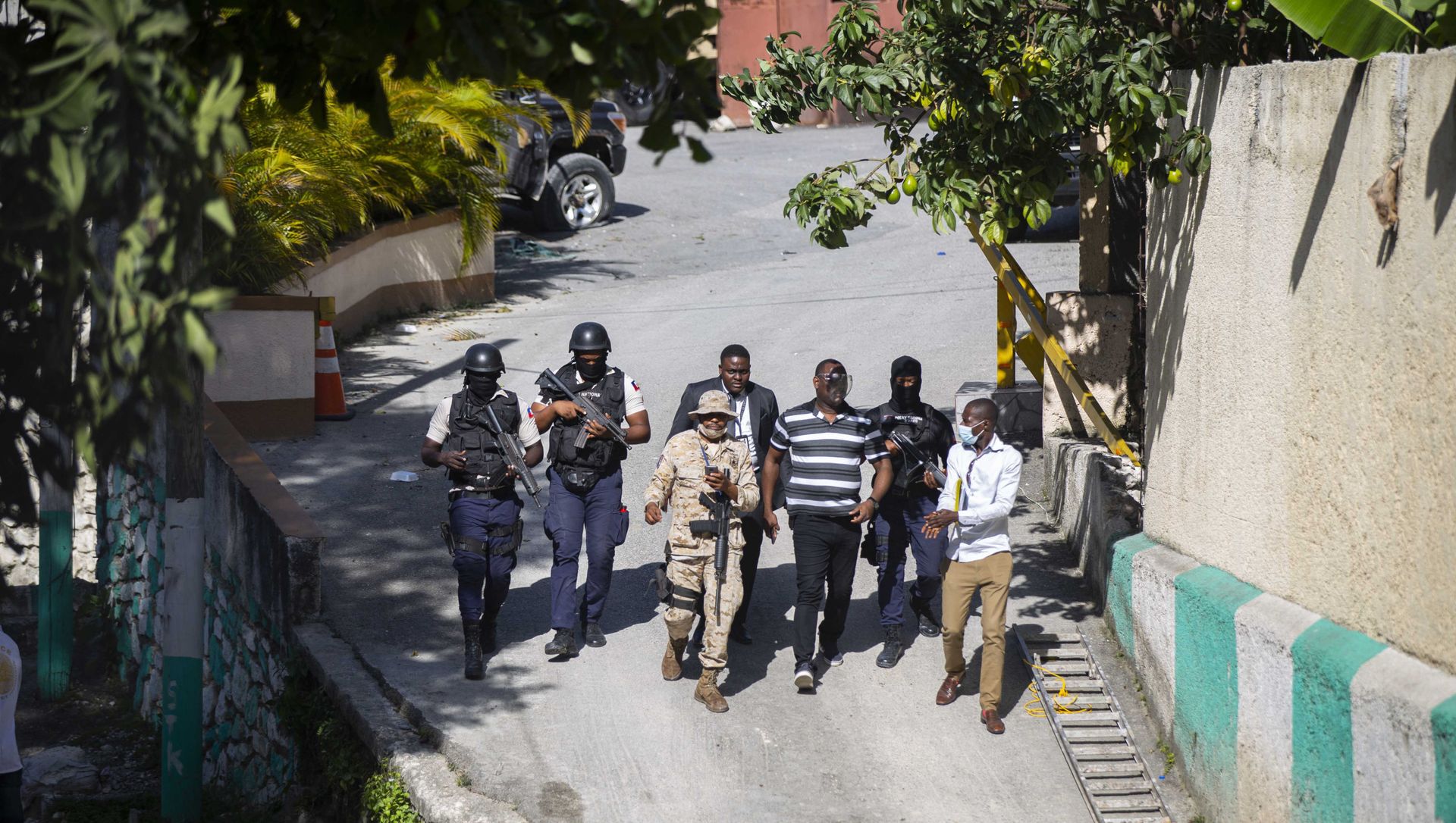 Security forces investigate the perimeters of the residence of Haitian President Jovenel Moise, in Port-au-Prince, Haiti, Wednesday, July 7, 2021. - Sputnik International, 1920, 07.07.2021