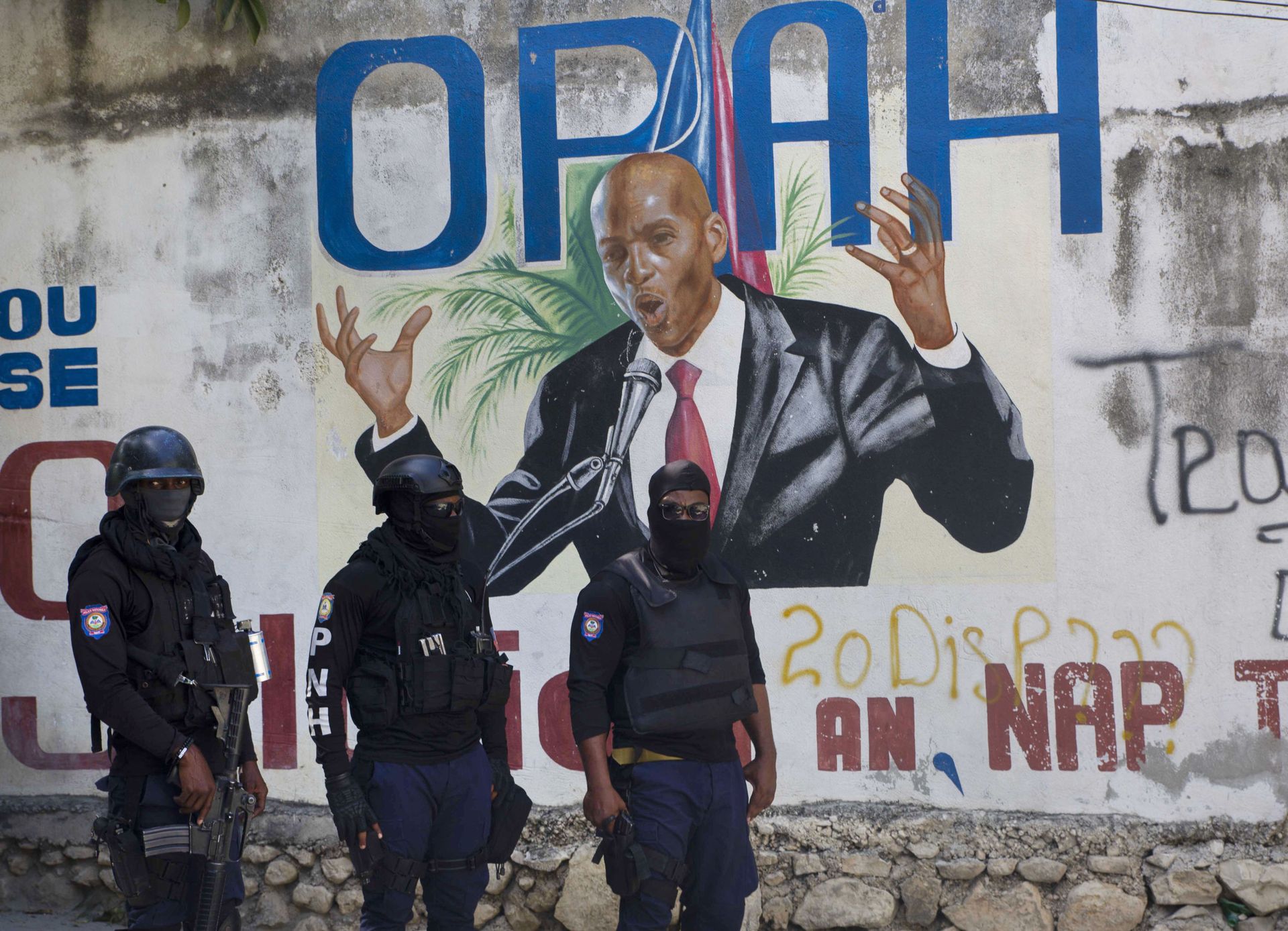 Police stand near a mural featuring Haitian President Jovenel Moise, near the leader’s residence where he was killed by gunmen in the early morning hours in Port-au-Prince, Haiti, Wednesday, July 7, 2021. Police stand near a mural featuring Haitian President Jovenel Moise, near the leader’s residence where he was killed by gunmen in the early morning hours in Port-au-Prince, Haiti, Wednesday, July 7, 2021. - Sputnik International, 1920, 07.09.2021