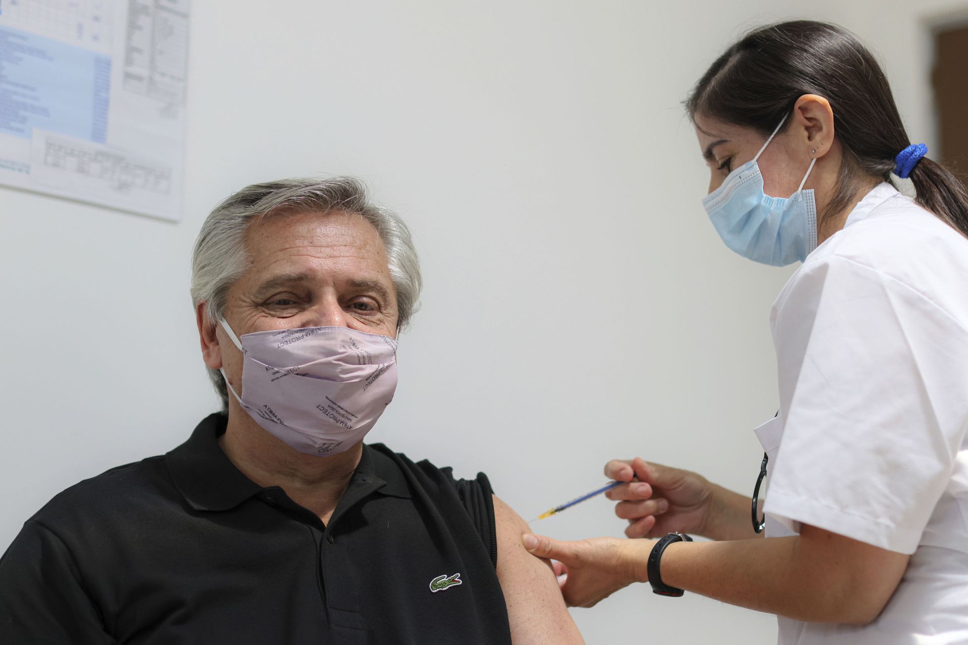 In this photo released by the press office of the Argentine presidency, President Alberto Fernández receives the first dose of the Russian Sputnik V vaccine against COVID-19 at Posadas Hospital in Buenos Aires, Argentina, on Thursday, January 21 of 2021. - Sputnik International, 1920, 07.09.2021