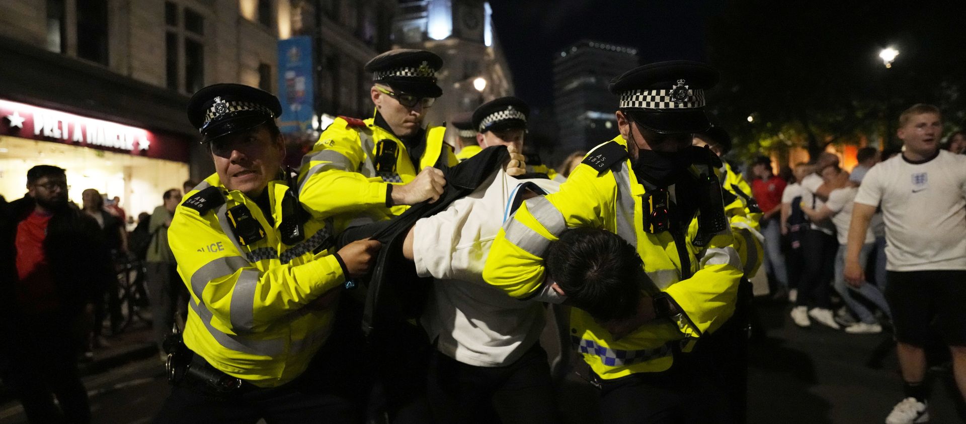 Police detain a man near Trafalgar Square during celebrations after England won the Euro 2020 soccer championship semifinal match between England and Denmark played at Wembley Stadium in London, Wednesday, July 7, 2021. Police detain a man near Trafalgar Square during celebrations after England won the Euro 2020 soccer championship semifinal match between England and Denmark played at Wembley Stadium in London, Wednesday, July 7, 2021. - Sputnik International, 1920, 08.07.2021