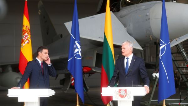 Spanish Prime Minister Pedro Sanchez and Lithuanian President Gitanas Nauseda attend a news conference in Siauliai air base, Lithuania July 8, 2021. REUTERS/IntsKalnins - Sputnik International