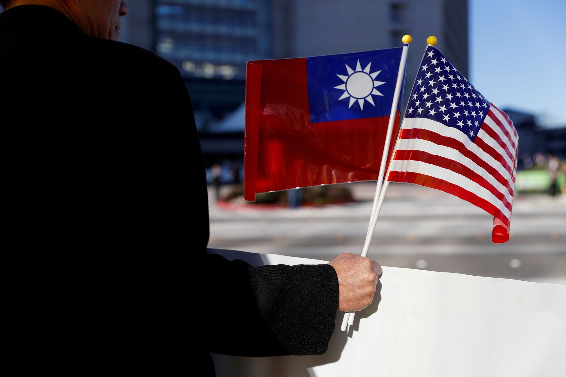 A demonstrator holds flags of Taiwan and the United States in support of Taiwanese President Tsai Ing-wen during an stop-over after her visit to Latin America in Burlingame, California, U.S., January 14, 2017. REUTERS/Stephen Lam/File Photo - Sputnik International, 1920, 15.11.2021
