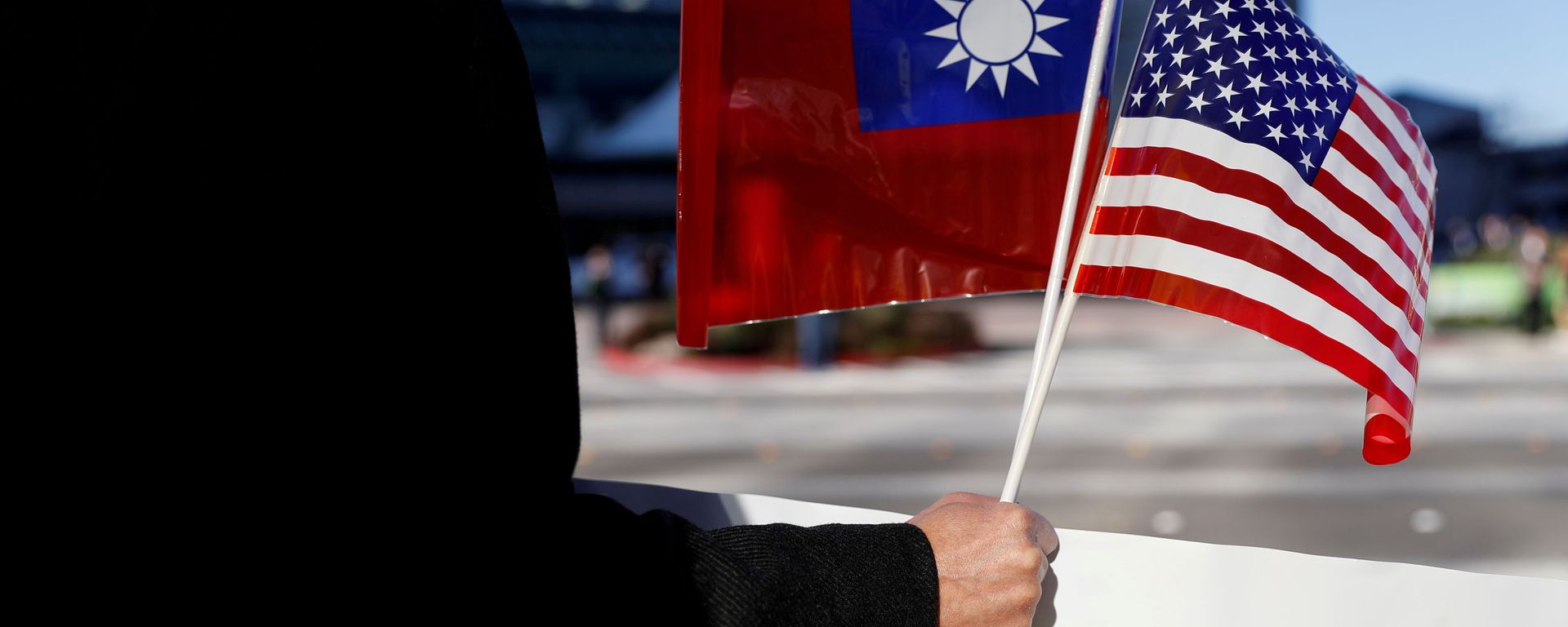A demonstrator holds flags of Taiwan and the United States in support of Taiwanese President Tsai Ing-wen during an stop-over after her visit to Latin America in Burlingame, California, 14 January 2017. REUTERS/Stephen Lam/File Photo - Sputnik International, 1920, 24.07.2021