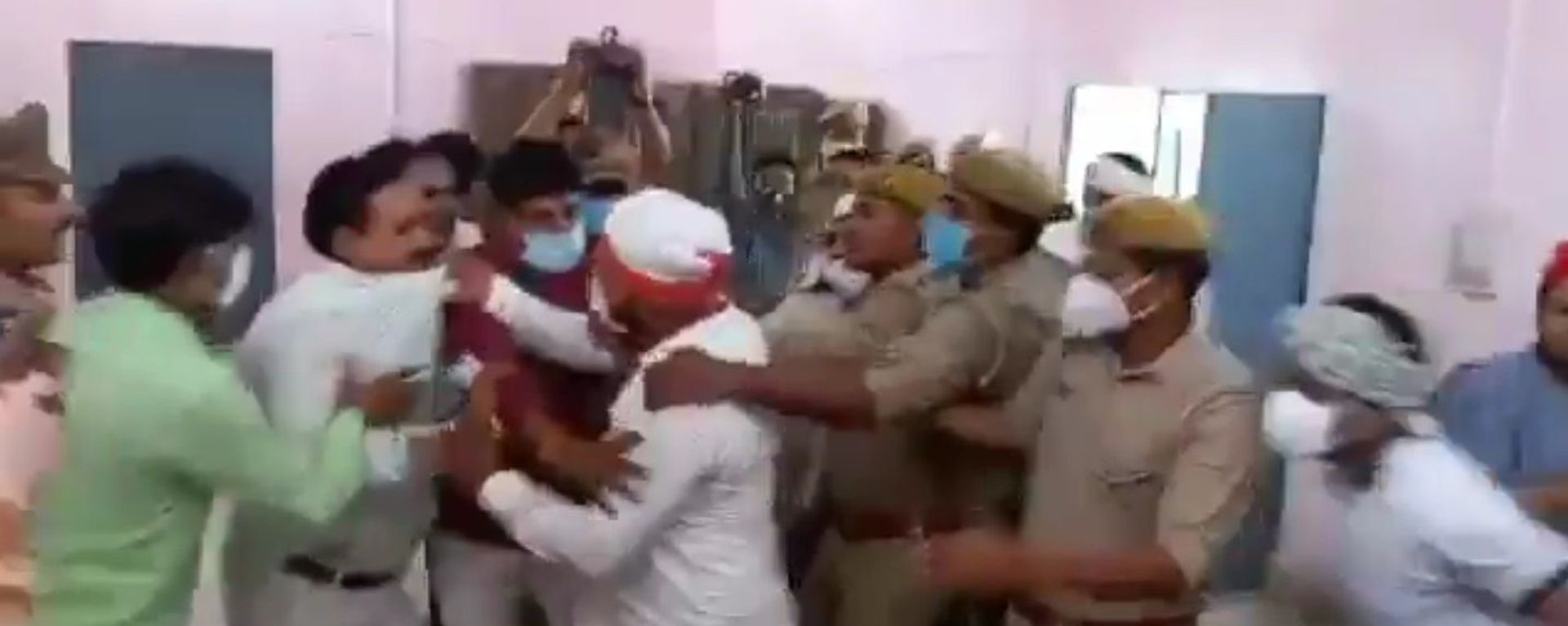 Visuals from Kannauj district in Uttar Pradesh. Brawl inside nomination hall in presence of police during block pramukh nominations - Sputnik International, 1920, 08.07.2021