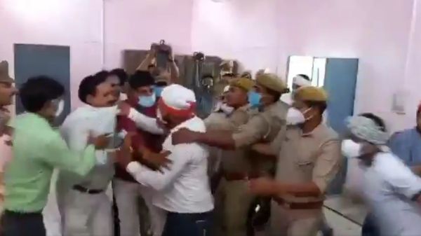 Visuals from Kannauj district in Uttar Pradesh. Brawl inside nomination hall in presence of police during block pramukh nominations - Sputnik International