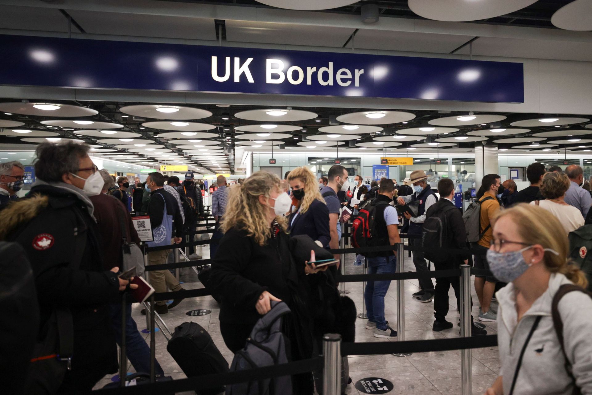 Arriving passengers queue at UK Border Control at the Terminal 5 at Heathrow Airport in London Arriving passengers queue at UK Border Control at the Terminal 5 at Heathrow Airport in London - Sputnik International, 1920, 24.10.2021