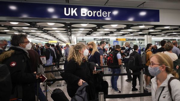 Arriving passengers queue at UK Border Control at the Terminal 5 at Heathrow Airport in London - Sputnik International