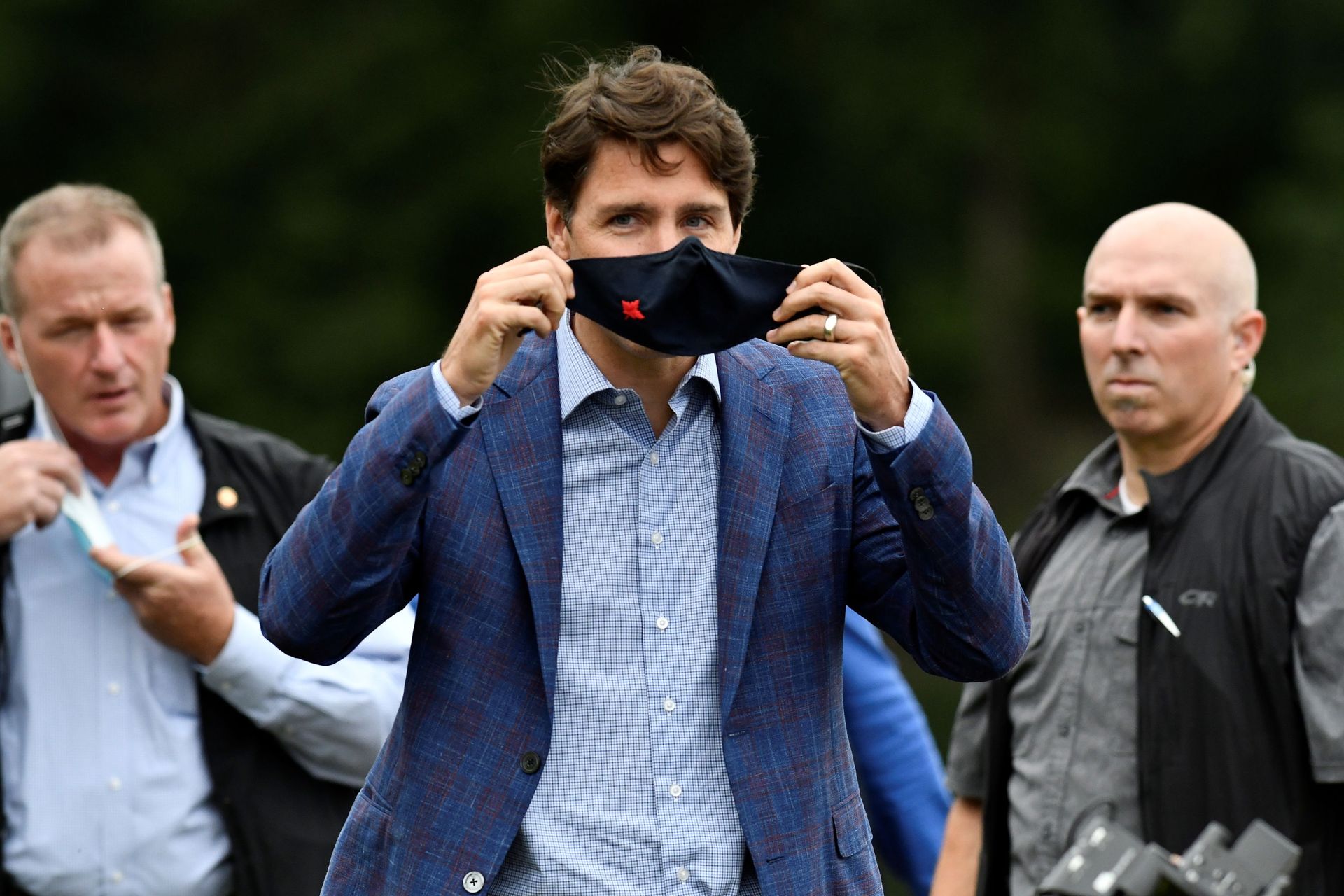 Canada's Prime Minister Justin Trudeau puts on a face mask at Town Centre Park in Coquitlam, British Columbia, Canada July 8, 2021. Canada's Prime Minister Justin Trudeau puts on a face mask at Town Centre Park in Coquitlam, British Columbia, Canada July 8, 2021. - Sputnik International, 1920, 07.09.2021