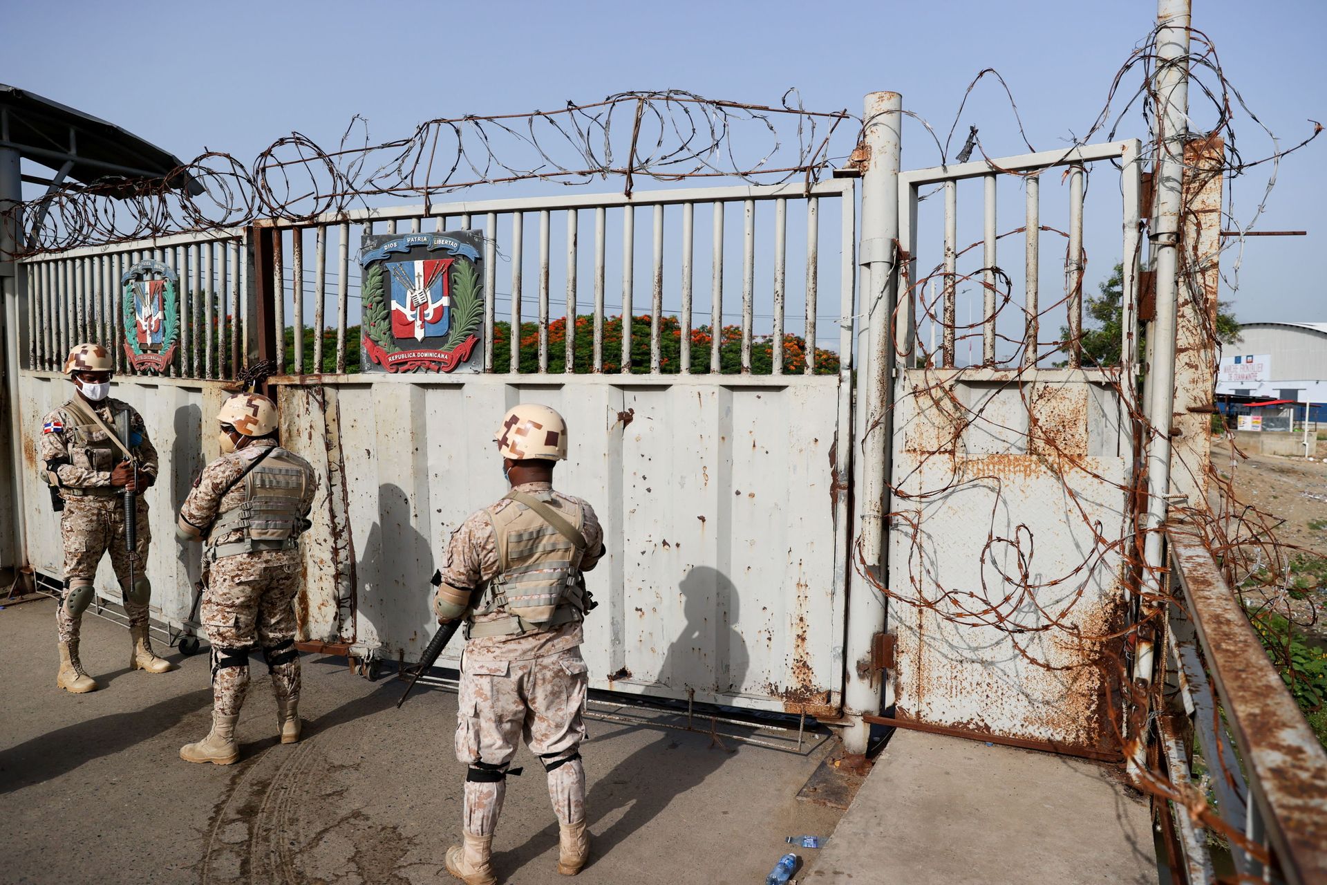 Members of the National Army guard the bridge between the Dominican Republic and Haiti, after the shared border was closed when Haiti's President Jovenel Moise was shot dead by gunmen at his private home in Port-au-Prince, in Dajabon, Dominican Republic July 8, 2021. - Sputnik International, 1920, 07.09.2021
