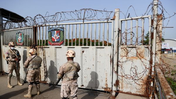 Members of the National Army guard the bridge between the Dominican Republic and Haiti, after the shared border was closed when Haiti's President Jovenel Moise was shot dead by gunmen at his private home in Port-au-Prince, in Dajabon, Dominican Republic July 8, 2021. - Sputnik International