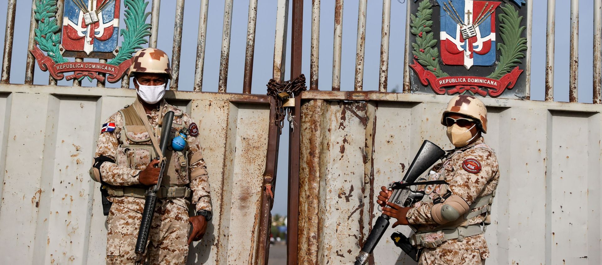 Members of the National Army guard the bridge between the Dominican Republic and Haiti, after the shared border was closed when Haiti's President Jovenel Moise was shot dead by gunmen at his private home in Port-au-Prince, in Dajabon, Dominican Republic July 8, 2021. - Sputnik International, 1920, 09.07.2021