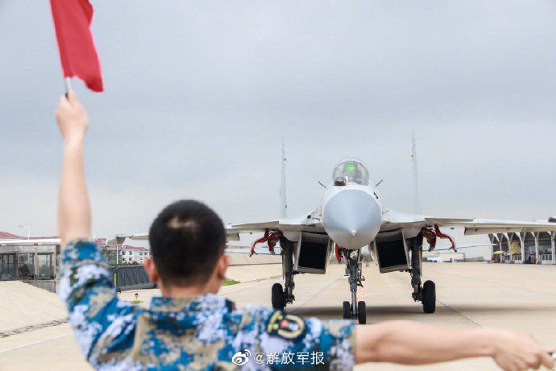 A Chinese People's Liberation Army Navy J-15 Flying Shark taxies on the runway A Chinese People's Liberation Army Navy J-15 Flying Shark taxies on the runway - Sputnik International, 1920, 07.09.2021