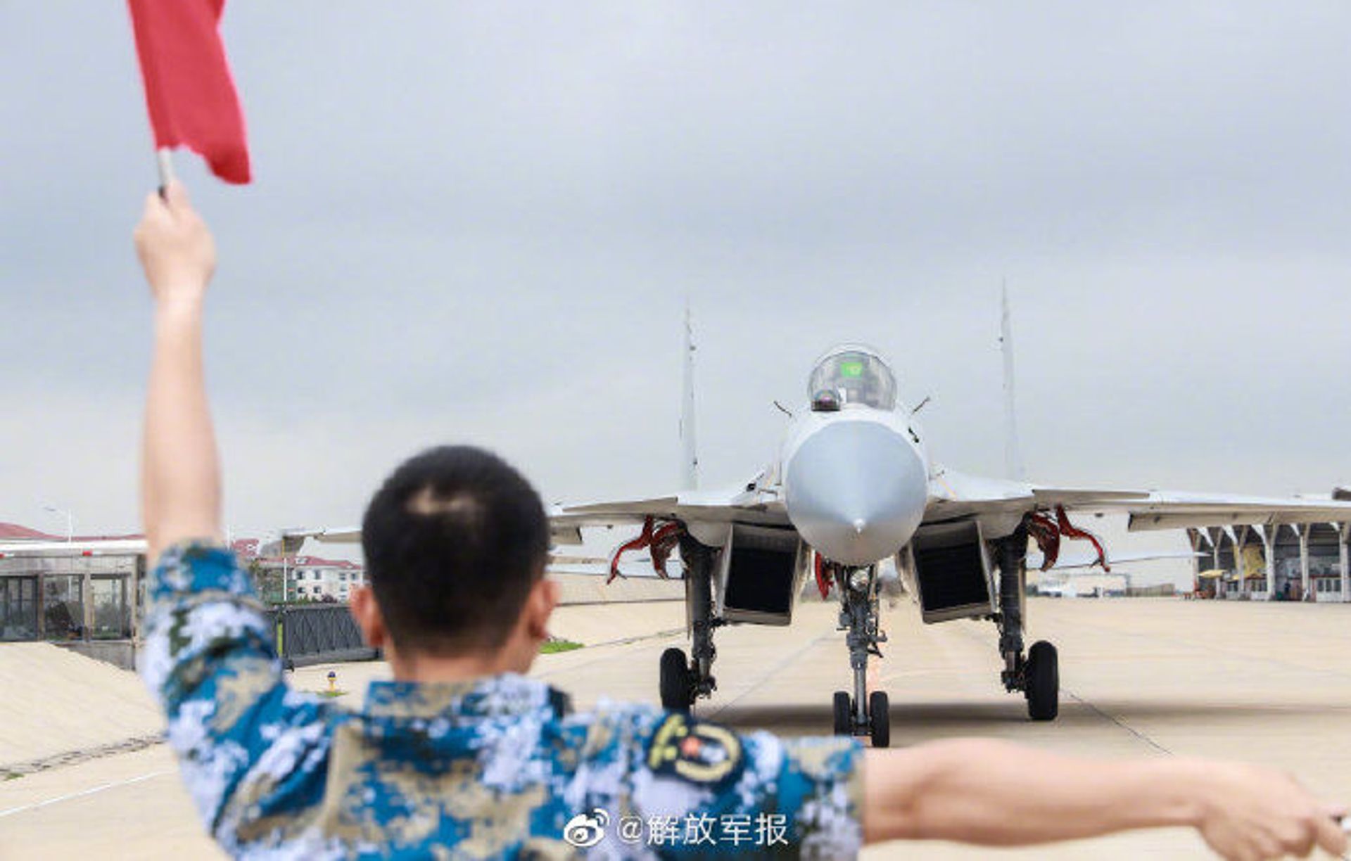 A Chinese People's Liberation Army Navy J-15 Flying Shark taxies on the runway A Chinese People's Liberation Army Navy J-15 Flying Shark taxies on the runway - Sputnik International, 1920, 17.08.2021