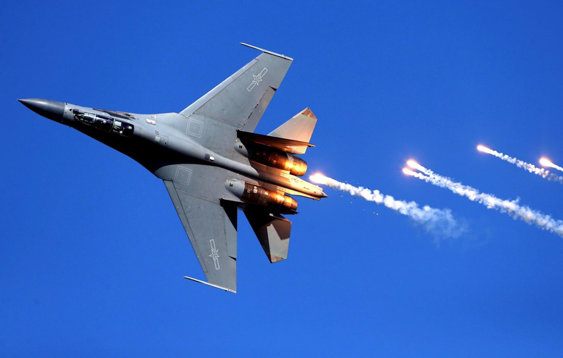 A Shenyang J-16 strike aircraft performs during the 70th anniversary celebrations of the founding of China's People's Liberation Army Air Force on November 12, 2019. - Sputnik International, 1920, 25.01.2022