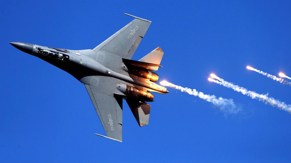 A Shenyang J-16 strike aircraft performs during the 70th anniversary celebrations of the founding of China's People's Liberation Army Air Force on November 12, 2019. - Sputnik International