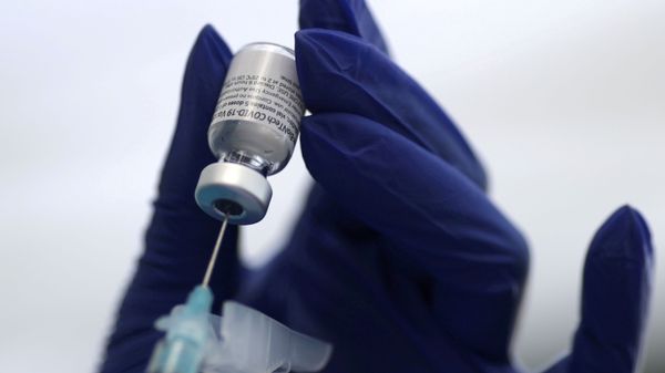 A healthcare worker prepares a Pfizer coronavirus disease (COVID-19) vaccination in Los Angeles, California, U.S., January 7, 2021. - Sputnik International