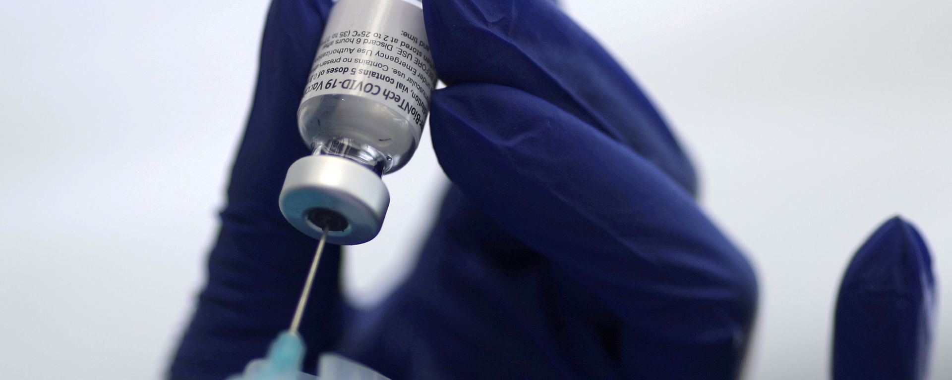 A healthcare worker prepares a Pfizer coronavirus disease (COVID-19) vaccination in Los Angeles, California, U.S., January 7, 2021. A healthcare worker prepares a Pfizer coronavirus disease (COVID-19) vaccination in Los Angeles, California, U.S., January 7, 2021. - Sputnik International, 1920, 13.11.2021