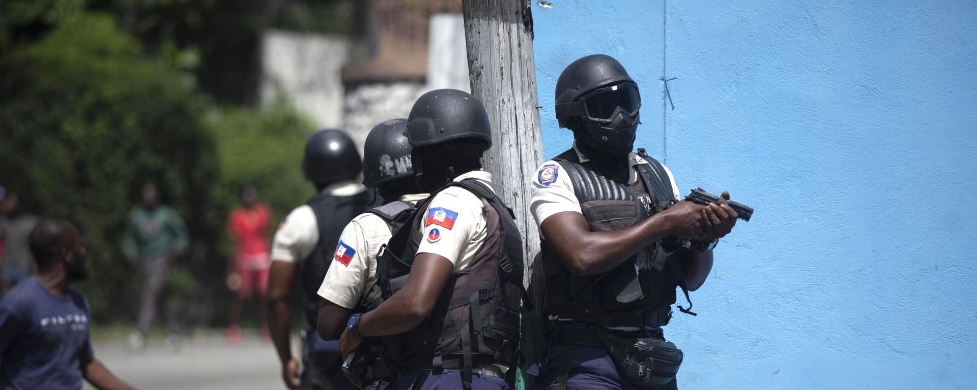 Police officers patrol in search for suspects in the murder Haiti's President Jovenel Moise, in Port-au-Prince, Haiti, Thursday, July 8, 2021. Moise was assassinated in an attack on his private residence early Wednesday. Police officers patrol in search for suspects in the murder Haiti's President Jovenel Moise, in Port-au-Prince, Haiti, Thursday, July 8, 2021. Moise was assassinated in an attack on his private residence early Wednesday. - Sputnik International, 1920, 09.07.2021