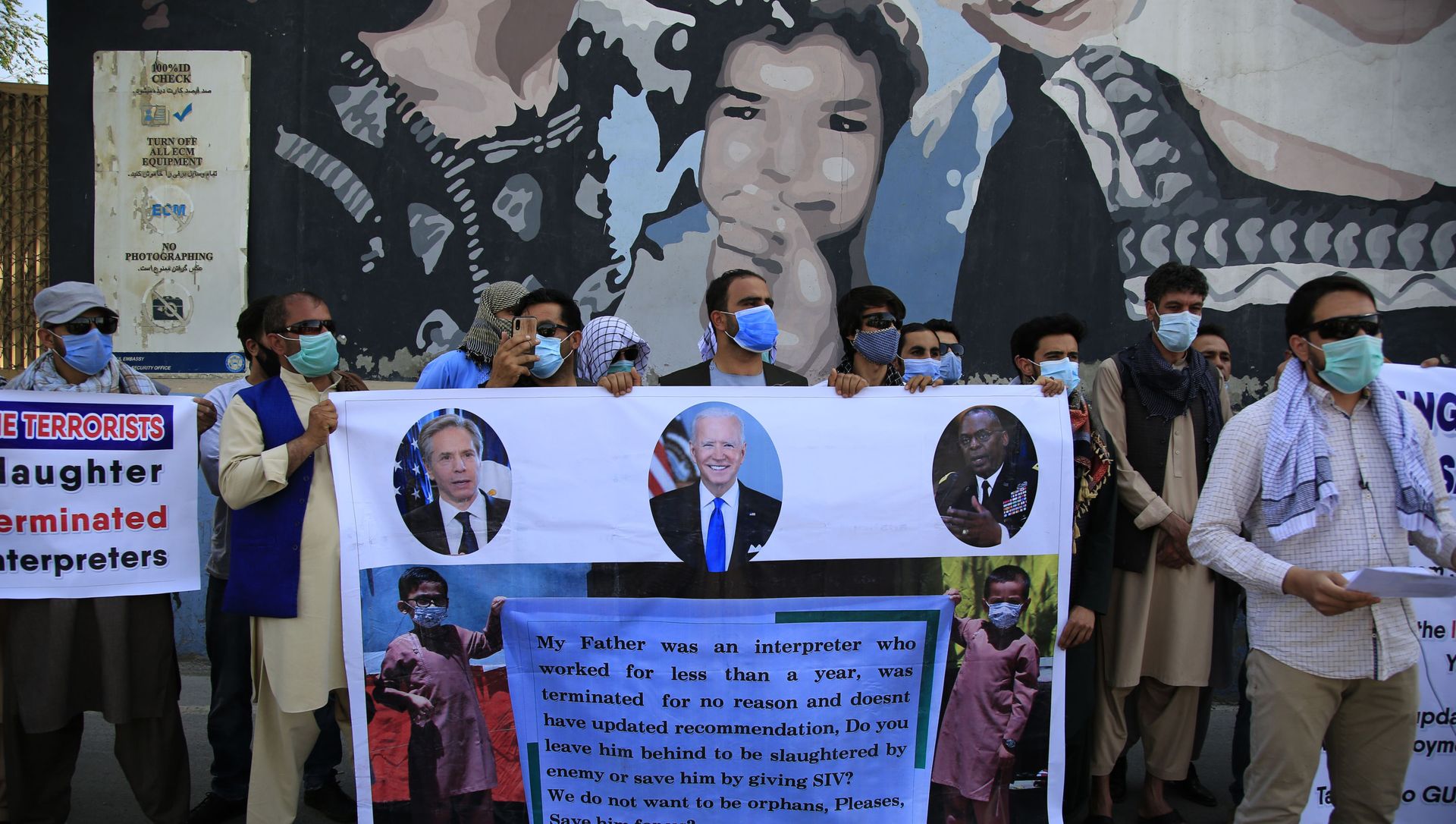 Former Afghan interpreters hold placards during a demonstrations against the US government, in front of the US Embassy in Kabul, Afghanistan, Friday, June 25, 2021. Former Afghan interpreters hold placards during a demonstrations against the US government, in front of the US Embassy in Kabul, Afghanistan, Friday, June 25, 2021. - Sputnik International, 1920, 09.07.2021