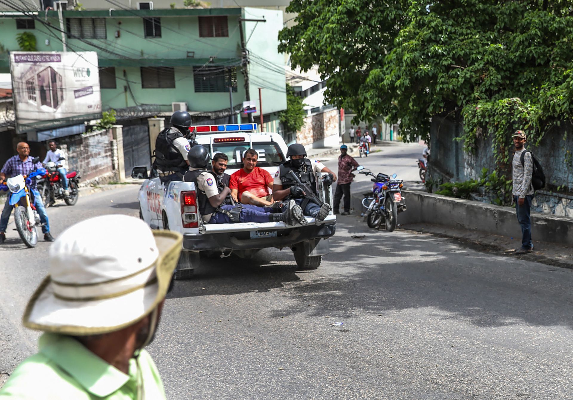 Two men, accused of being involved in the assassination of President Jovenel Moise, are being transported to the Petionville station in a police car in Port au Prince on July 8, 2021 - Sputnik International, 1920, 07.09.2021