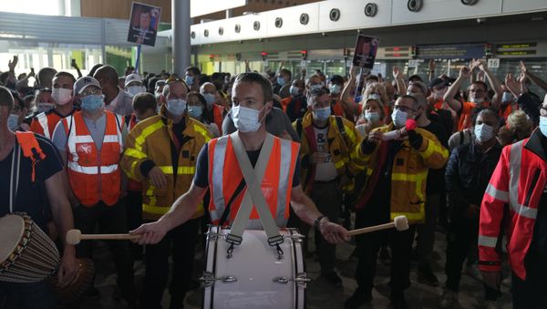Protesters demonstrate in front of the passport control of Terminal 2E of Charles de Gaulle Airport in Paris, Friday, July 2, 2021. Paris airport workers protesting pay cuts blocked a busy terminal at a Charles de Gaulle Airport and skirmished with police Protesters demonstrate in front of the passport control of Terminal 2E of Charles de Gaulle Airport in Paris, Friday, July 2, 2021. Paris airport workers protesting pay cuts blocked a busy terminal at a Charles de Gaulle Airport and skirmished with police - Sputnik International