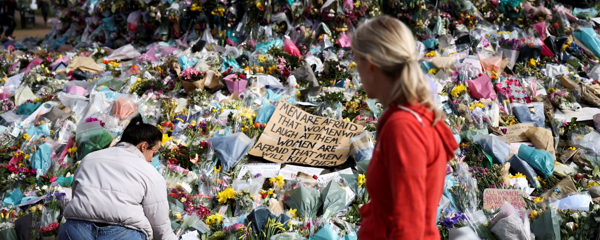 People observe a memorial site at the Clapham Common Bandstand, following the kidnapping and murder of Sarah Everard, in London, Britain, March 21, 2021 - Sputnik International, 1920, 10.01.2022