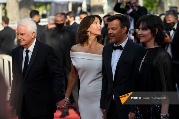 Andre Dussollier, Sophie Marceau, François Ozon, and Géraldine Pailhas in Chanel during the red carpet arrivals for the film Everything Went Fine. - Sputnik International