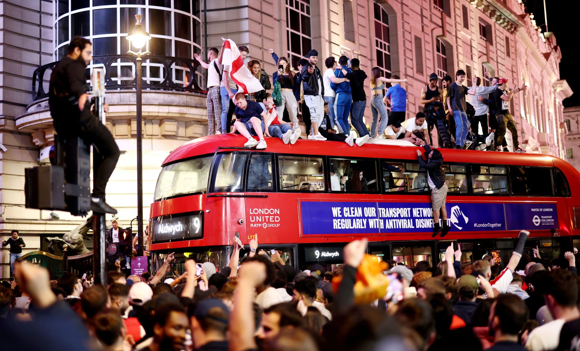 Soccer Football - Euro 2020 - Fans gather for England v Denmark - Piccadilly Circus, London, Britain - July 7, 2021 England fans celebrate after the match - Sputnik International, 1920, 07.09.2021