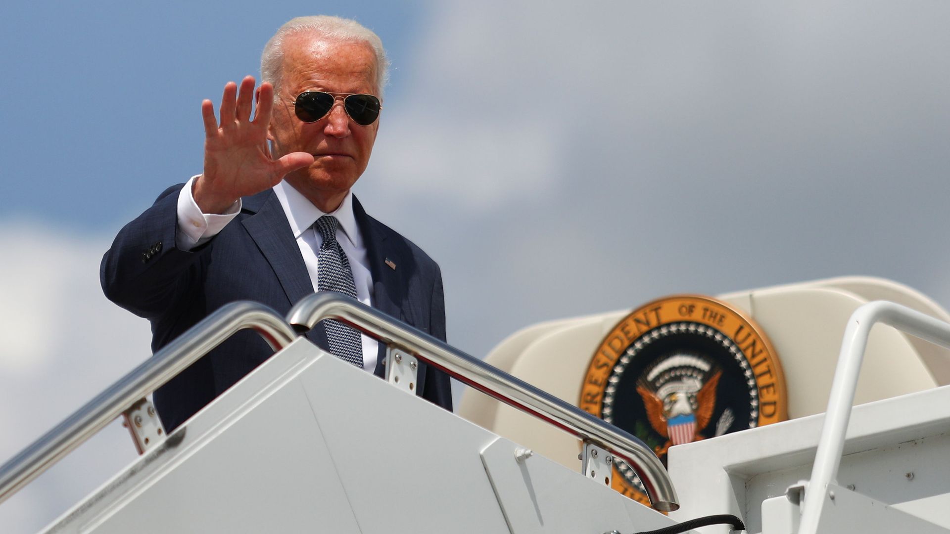 U.S. President Joe Biden waves to the media as he boards Air Force One at Joint Base Andrews in Maryland, U.S., July 9, 2021. U.S. President Joe Biden waves to the media as he boards Air Force One at Joint Base Andrews in Maryland, U.S., July 9, 2021. - Sputnik International, 1920, 09.07.2021
